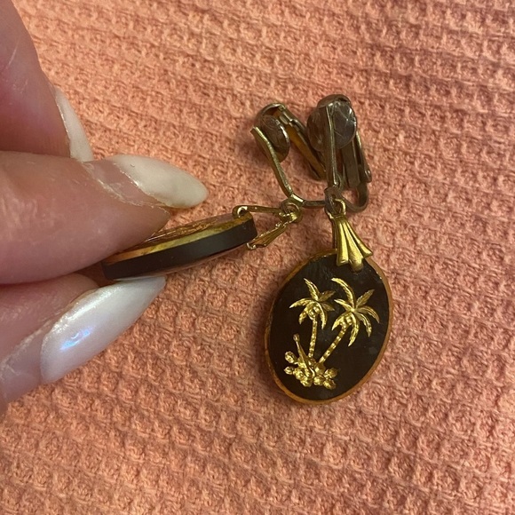 Palm tree with gold and black hues dangle earrings - Picture 3 of 8